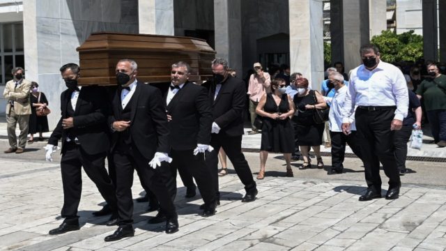Σε κλίμα βαθιάς οδύνης η κηδεία του Κωνσταντίνου Τζούμα στο Α’ Νεκροταφείο: Φίλοι και συγγενείς τον οδήγησαν στην τελευταία του κατοικία (photos)