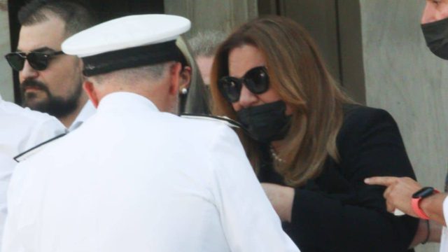 Δεν άντεξε η μητέρα του Γιάννη Κοντούλη: Ασύλληπτος πόνος στην κηδεία του συζύγου της Δέσποινας Μοιραράκη!