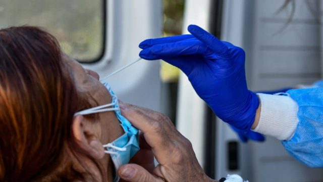 Βράζει η Ελλάδα από κορωνοϊό: Αύξηση 50% στις νοσηλείες σε μόλις μια εβδομάδα