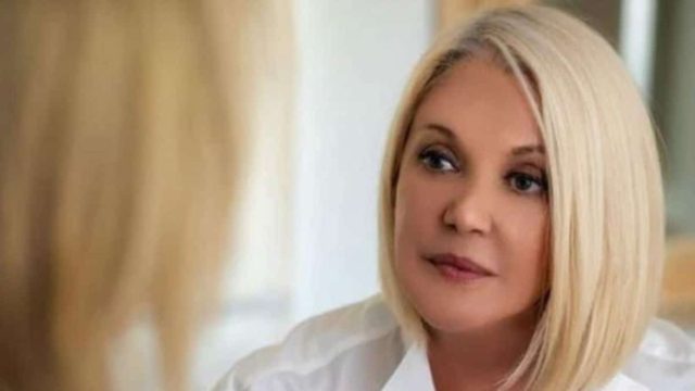 Περήφανη νονά η Ρούλα Κορομηλά: Δε φαντάζεστε με ποια πασίγνωστη ηθοποιό έχει χρόνια κουμπαριά!