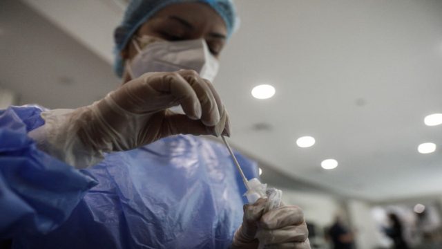 Κορωνοϊός: Ανησυχούν οι πάνω από 1.000 ημερήσιες (18/6) επαναλοιμώξεις – Παραμένουν ψηλά τα κρούσματα