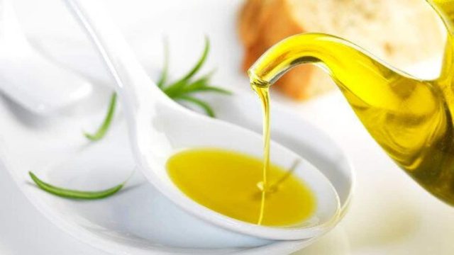 Τρέξτε να το δοκιμάσετε τώρα! Μια κουταλιά ελαιόλαδο κάθε πρωί μπορεί να…