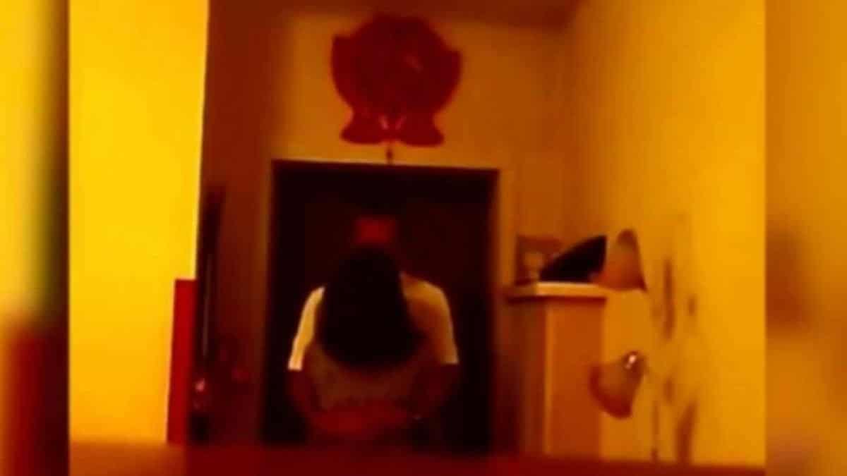 Αυτός ο άντρας ξέχασε να κλείσει την κρυφή κάμερα την πιο ακατάλληλη ώρα – Δεν φαντάζεστε πιο είδε μετά το βίντεο…