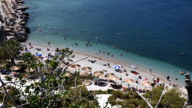 Φρίκη στην Κρήτη: Ηλικιωμένο ζευγάρι κοιμήθηκε στην παραλία και η γυναίκα αγνοείται