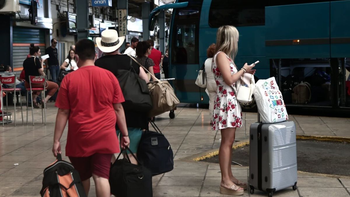 «Πρέπει να φοράνε όλοι μαντήλες και μπούρκα;»: Τι λέει ο πατέρας της κοπέλας που δέχτηκε σεξιστική επίθεση από οδηγό ΚΤΕΛ επειδή φορούσε μαγιό!