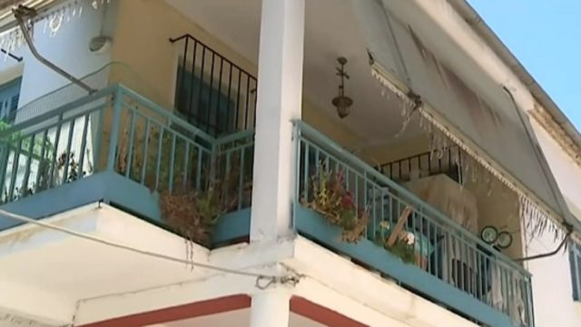 Σπίτι κολαστήριο στη Λάρισα: Κάγκελα και αλυσίδες παντού – Συγγενής είχε ειδοποιήσει τρεις φορές την ΕΛΑΣ για την 51χρονη