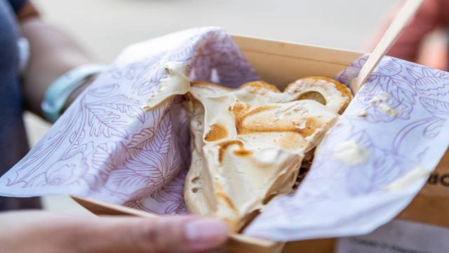 Γλυκό φούρνου: Lemon pie με ελαιόλαδο και γλάσο λεμονιού