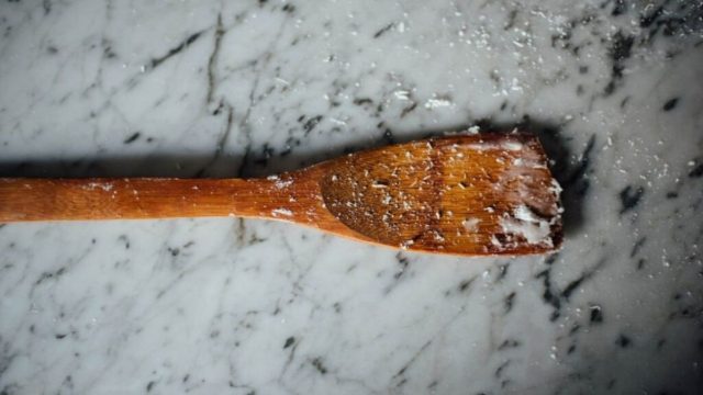 Έβαλε μαγειρική σόδα και ζάχαρη για να διώξει τα μυρμήγκια – Το αποτέλεσμα; Μοναδικό