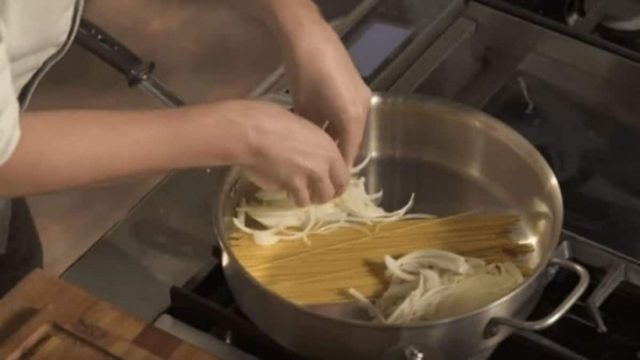 Βάζει τα μακαρόνια στην κατσαρόλα και προσθέτει κρεμμύδι! Το αποτέλεσμα είναι εκπληκτικό!