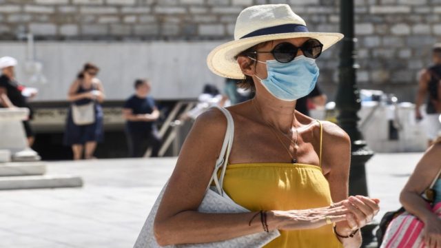 Κορωνοϊός: Ολοταχώς προς επίπεδα Χριστουγέννων τα κρούσματα – Οι επαναλοιμώξεις που τρομάζουν και η αύξηση εισαγωγών στα νοσοκομεία (video)