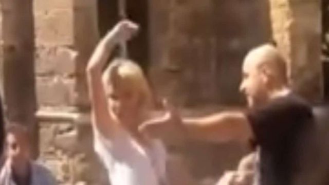 Πλάκα κάνεις; Η Ελένη Μενεγάκη χορεύει τσιφτετέλι στη μέση της Ερμού και ο κόσμος παραληρεί! (Video)