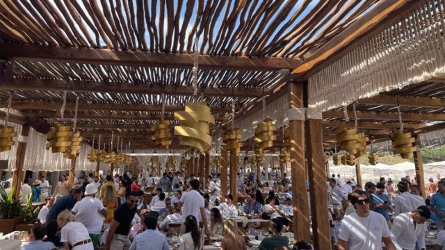 Σοκ στη Μύκονο: Ανήλικος γρονθοκόπησε τη μητέρα του σε καφετέρια – Τον κατήγγειλε στην αστυνομία