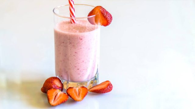 Milkshake με φράουλες και σαντιγί στο πι και φι!