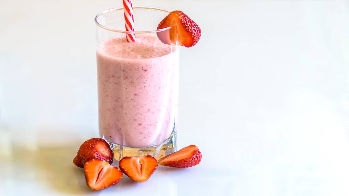 Milkshake με φράουλες και σαντιγί στο πι και φι!