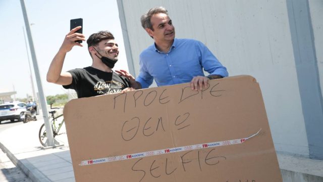 Πανικός για μια σέλφι με τον Κυριάκο Μητσοτάκη – Τον αποθέωσαν στα σύνορα (photos)