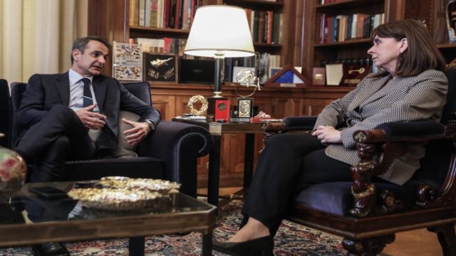Στα… χνάρια του Ερντογάν: Επίθεση του Τύπου σε Μητσοτάκη και Σακελλαροπούλου – «Η Ελλάδα προκαλεί κρίσεις» και το «Krizotakis» των Τούρκων (video)