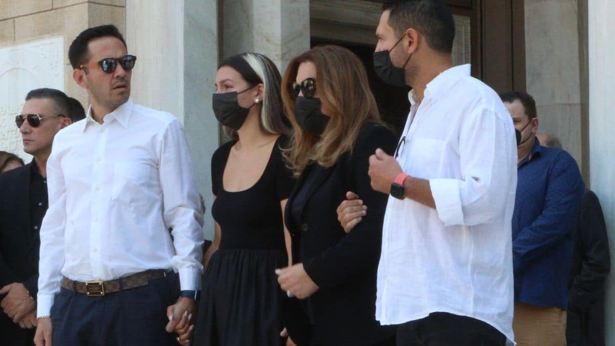 Σπραγμός και οδύνη στην κηδεία του Γιάννη Κοντούλη: Τραγικές φιγούρες η Δέσποινα Μοιραράκη και τα παιδιά τους!