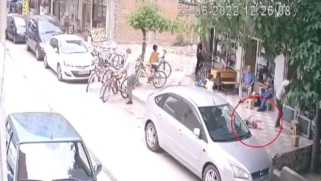 Σοκ στην Τουρκία: Μωρό πέφτει από μπαλκόνι και προσγειώνεται στην πλάτη περαστικού (Video)