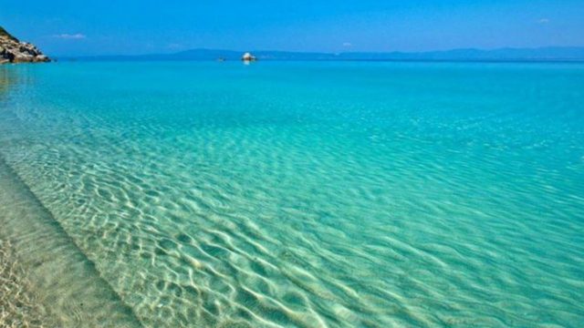 8 μέτρα από το έδαφος: Η πιο εντυπωσιακή φυσική πισίνα – παραλία του κόσμου βρίσκεται στην Ελλάδα!