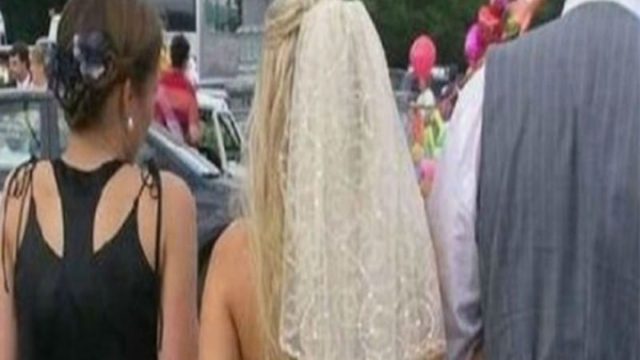 Η νύφη κρατούσε μυστικό το φόρεμα που θα φορούσε στο γάμο – Μόλις την είδε ο γαμπρός…