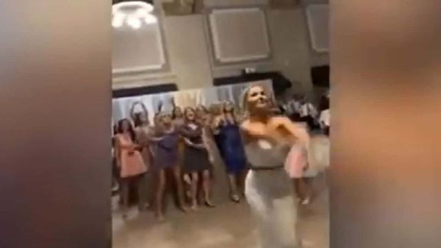 Η νύφη πέταξε την ανθοδέσμη στις φίλες της – Αυτό που ακολούθησε δεν το περίμενε κανείς (Video)