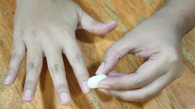 Παίρνει μια σκελίδα σκόρδο, την κόβει στην μέση και τρίβει τα νύχια της – Ο λόγος; Απίθανος!