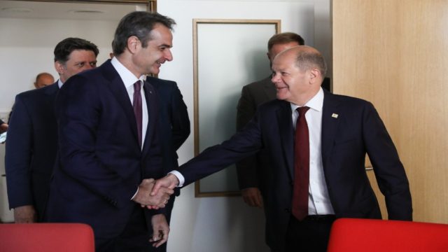 Επίσκεψη – έκπληξη του Όλαφ Σολτς στη Θεσσαλονίκη: Δείπνο εργασίας του Γερμανού καγκελάριου με τον Κυριάκο Μητσοτάκη (video)