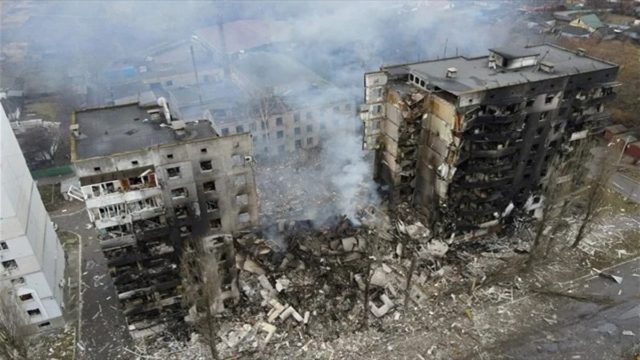 Ρίγη συγκίνησης στην Ουκρανία: Μαθήτρια πόζαρε μπροστά από το κατεστραμμένο σχολείο της με το φόρεμα που θα έβαζε στον χορό αποφοίτησης (photo)
