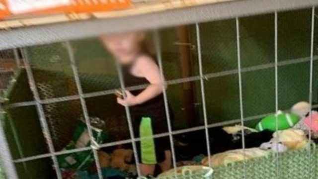 Φρίκη: 18 μηνών παιδάκι βρέθηκε κλειδωμένο σε κλουβί μαζί με ποντίκια και φίδια!