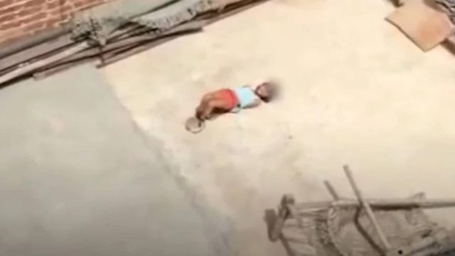 Αδιανόητο – Ινδία: Έδεσαν πεντάχρονη στην ταράτσα κάτω από τον καυτό ήλιο επειδή δεν είχε κάνει τα μαθήματά της (Video)