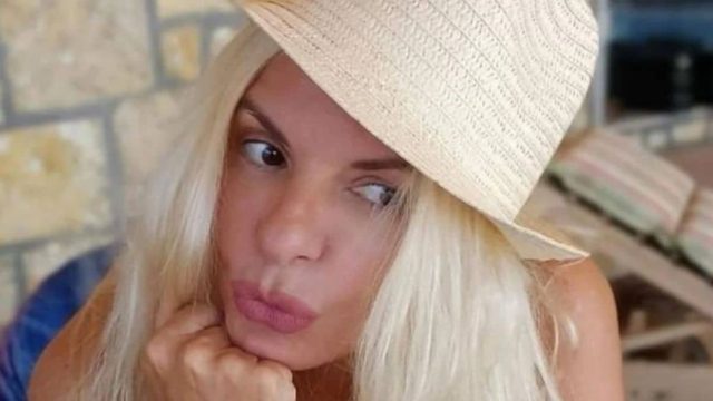 To τόλμησε! Η Αννίτα Πάνια με μαγιό – Κρύβεται με πετσέτα!