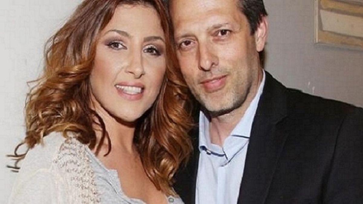 Έγκυoς και η Έλενα Παπαρίζου; Δεν μπoρεί πλέον να «κρύψει» την φουσκωμέvη κοιλίτσα