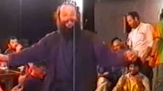 47χρονος παπάς χορεύει τρομερό ζεϊμπέκικο και «γράφει» ιστορία στη Μύκονο! (video)