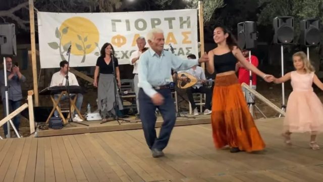 Το λέει η περδικούλα του: 89χρονος παππούς στη Σχοινούσα χορεύει με την εγγονή του και γίνεται viral (Video)