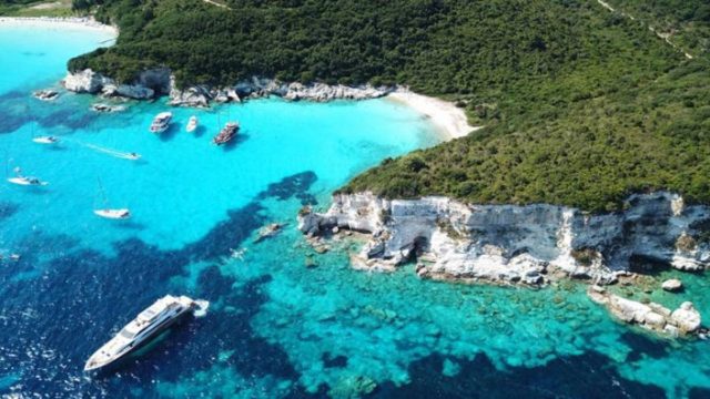 Η παραλία της Ελλάδας που μοιάζει με καρδιά και μαγνητίζει τους επισκέπτες – Δείτε που βρίσκεται!