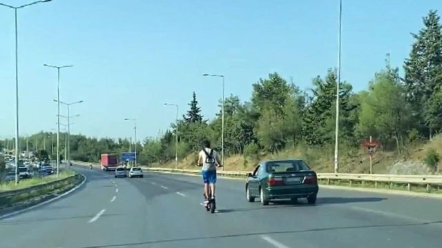 Απίστευτο περιστατικό στην Θεσσαλονίκη: Τύπος τρέχει με 90 χλμ στην Εθνική με… πατίνι!