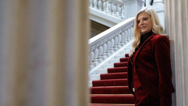 Θεϊκή στα λευκά: Ξεσήκωσε όλη τη Μύκονο η Μαρίνα Πατούλη