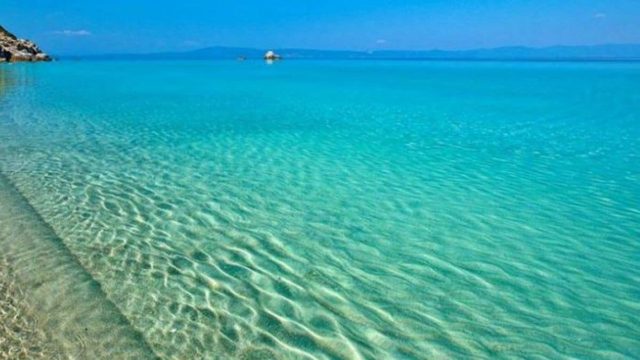 8 μέτρα από το έδαφος: Η πιο εντυπωσιακή φυσική πισίνα – παραλία του κόσμου βρίσκεται στην Ελλάδα!