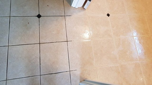 Από τη μούχλα και τα μαύρα στίγματα στο… γυάλισμα σαν καθρέφτης: Τα 6 tips για να αστράψουν τα πλακάκια μέσα και έξω από το σπίτι!