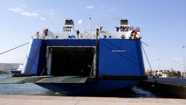Θρίλερ σε πλοίο στη Σαντορίνη: Νεκρός 55χρονος οδηγός φορτηγού στο γκαράζ του «Διονύσιος Σολωμός»