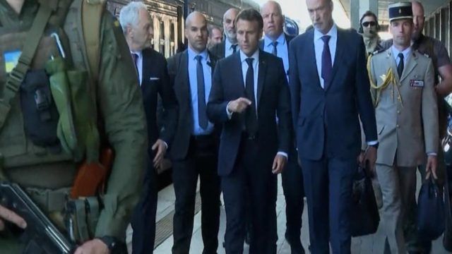 Πόλεμος στην Ουκρανία: Σειρήνες στο Κίεβο λίγο αφού έφτασαν Μακρόν, Σολτς και Ντράγκι – Το παρασκήνιο του ταξιδιού (Video)