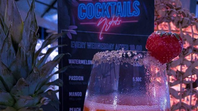 Cocktails δίπλα στο κύμα με 5,5€; Κι όμως!