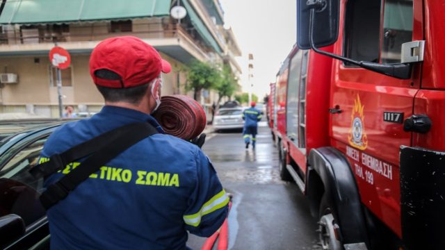 Θρίλερ σε πλοίο στο Πέραμα Αττικής – Συναγερμός στην Πυροσβεστική με φωτιά που ξέσπασε