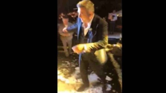Συγκινεί το πανελλήνιο μέχρι σήμερα: Το αξέχαστο ζεϊμπέκικο αγαπημένου τραγουδιστή στον γάμο του (video)