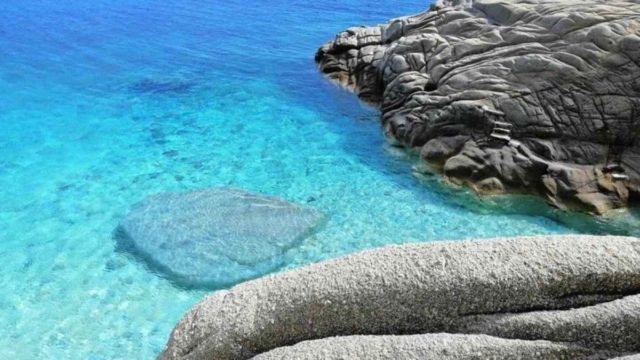 Σεϋχέλες… όνομα και πράμα: Γαλάζια νερά, λευκή άμμος και επιβλητικά βράχια – Η εξωτική παραλία «όνειρο» της Ικαρίας!