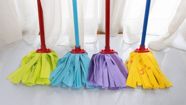 Σας μυρίζει άσχημα η σφουγγαρίστρα; Tips για να απαλλαγείτε άμεσα από τη δυσοσμία