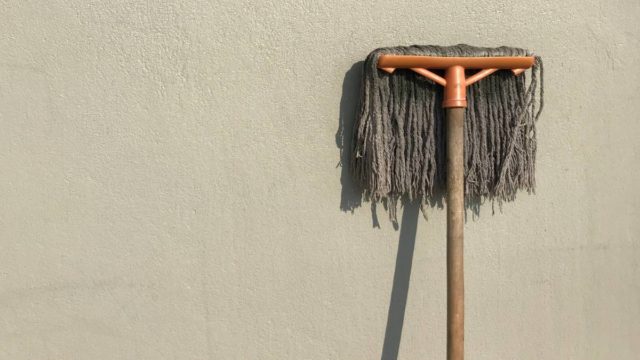 Γιαγιαδίστικα κόλπα: Μήπως σφουγγαρίζετε λάθος; Μάθετε να το κάνετε σωστά