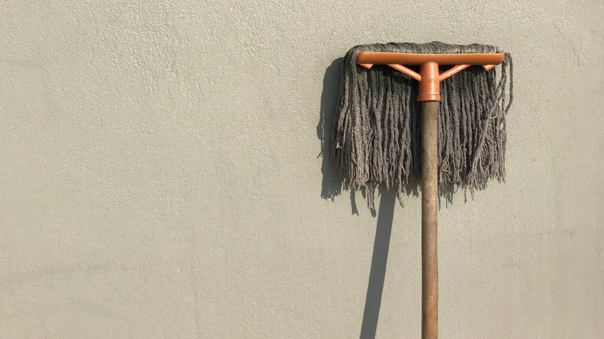 Γιαγιαδίστικα κόλπα: Μήπως σφουγγαρίζετε λάθος; Μάθετε να το κάνετε σωστά
