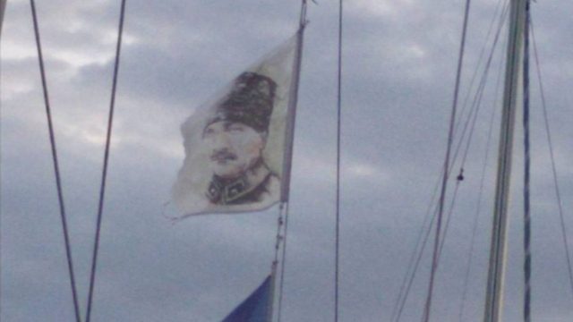 Απίστευτο επεισόδιο στη Μυτιλήνη: Σκάφος ύψωσε μέσα στο λιμάνι τη σημαία του Κεμάλ