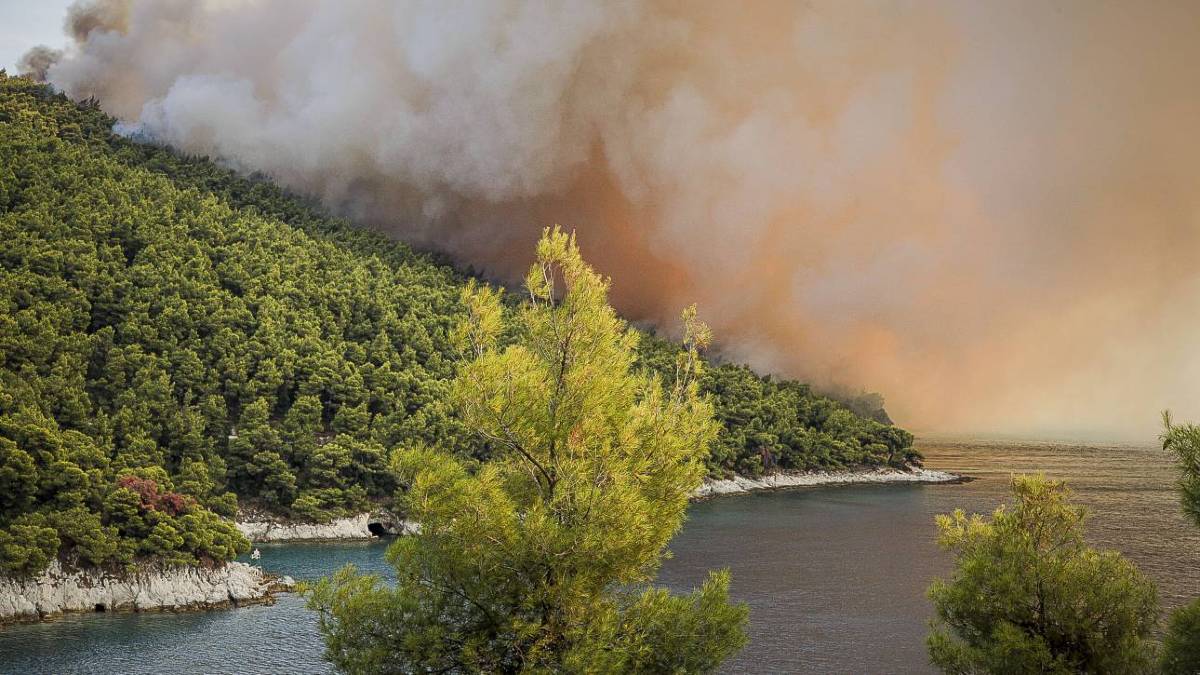Φωτιά ξέσπασε στη Σκόπελο